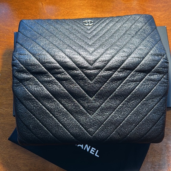 Chanel Clutch - Picture 4 of 16